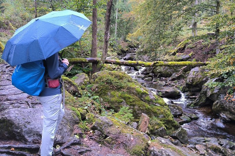 Elke ist unterm Regenschirm versteckt